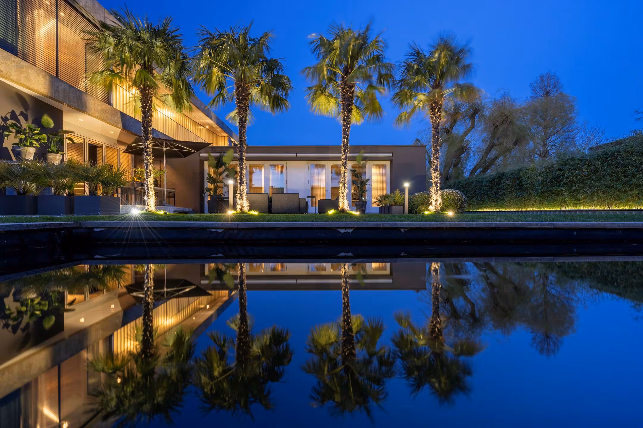 Luxury waterfront lighting united states: A definitive guide to resilient and sophisticated design.